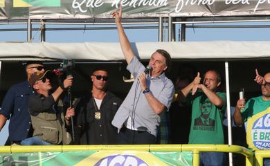 Presidente Jair Bolsonaro, acompanhado de diversos ministro participa de manifestação organizada pelo movimento agricola brasileiro.