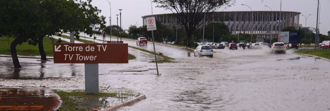 Fortes chuvas que caíram na tarde desta quarta-feira (17) em Brasília inviabilizaram as partidas do Torneio Internacional Feminino, marcadas para o Estádio Mané Garrincha