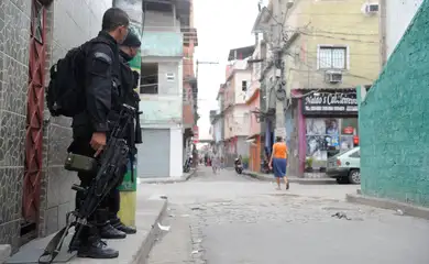 Rio de Janeiro - Na tarde de hoje (25), o Exército chegou ao 22º Batalhão da Polícia Militar, na favela Nova Holanda, no conjunto de favelas da Maré, zona norte da capital fluminense (Tomaz Silva/Agência Brasil)