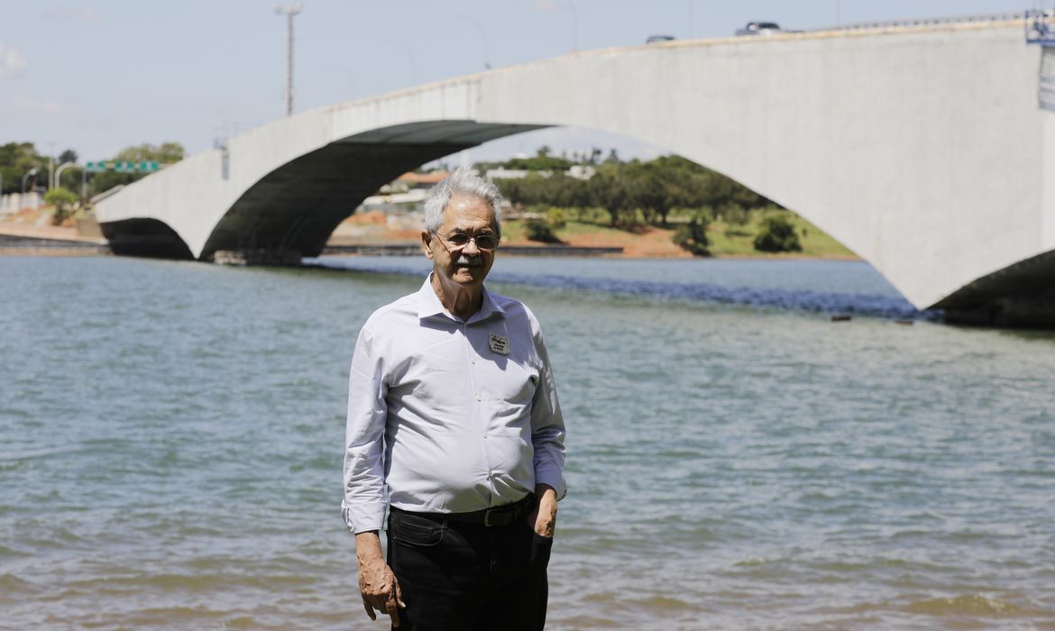 Brasília 27/03/2023 -   O ex ministro dos Direitos Humanos, Nilmário Miranda, durante ato na Ponte que se chamava Costa e Silva e passou a se chamar Honestino Guimarães na semana de luta pela Democracia, em homenagem aos mortos e desaparecidos políticos na Ditadura. 
Foto: Joédson Alves/Agência Brasil