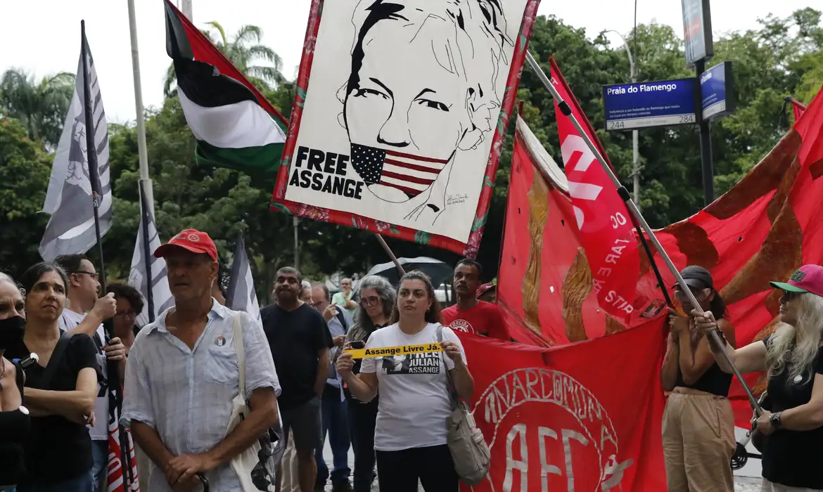 Manifestação no Rio pede liberdade para Julian Assange | Agência Brasil