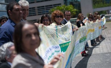 Infectados pela hepatite C fazem manifesto abrindo uma bandeira de aproximadamente 250 metros, assinada por infectados, solidários com a causa.(Marcelo Camargo/Agência Brasil)