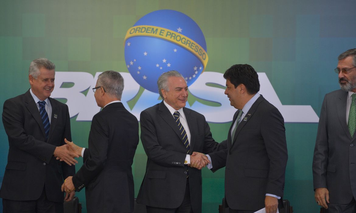 Brasília - O presidente interino Michel Temer participa da cerimônia de liberação de recursos para a educação básica e superior, no Palácio do Planalto (José Cruz/Agência Brasil)