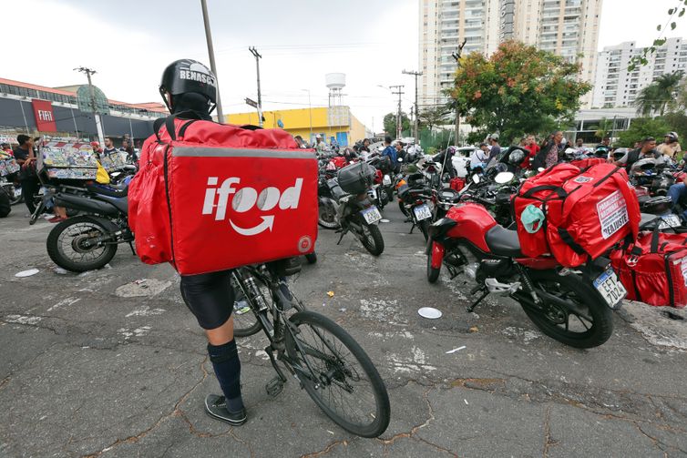 Paulo Pinto/Agência Brasil São Paulo (SP), 31/03/2025 - Entregadores de aplicativos de delivery em greve fazem manifestação na frente a sede do iFood em Osasco. Foto: Paulo Pinto/Agência Brasil
