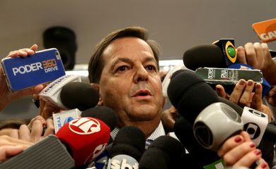 Brasília - O deputado Sergio Zveiter, escolhido pela CCJ da Câmara dos Deputados como relator do processo de denúncia contra o presidente Michel Temer, fala à imprensa (Wilson Dias/Agência Brasil)