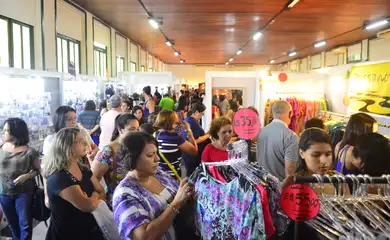 Em sua 5ª edição, o Circuito Moda Carioca – evento que oferece peças de vestuário a preço de fábrica – movimenta a economia do Rio de Janeiro. (Tânia Rêgo/Agência Brasil)