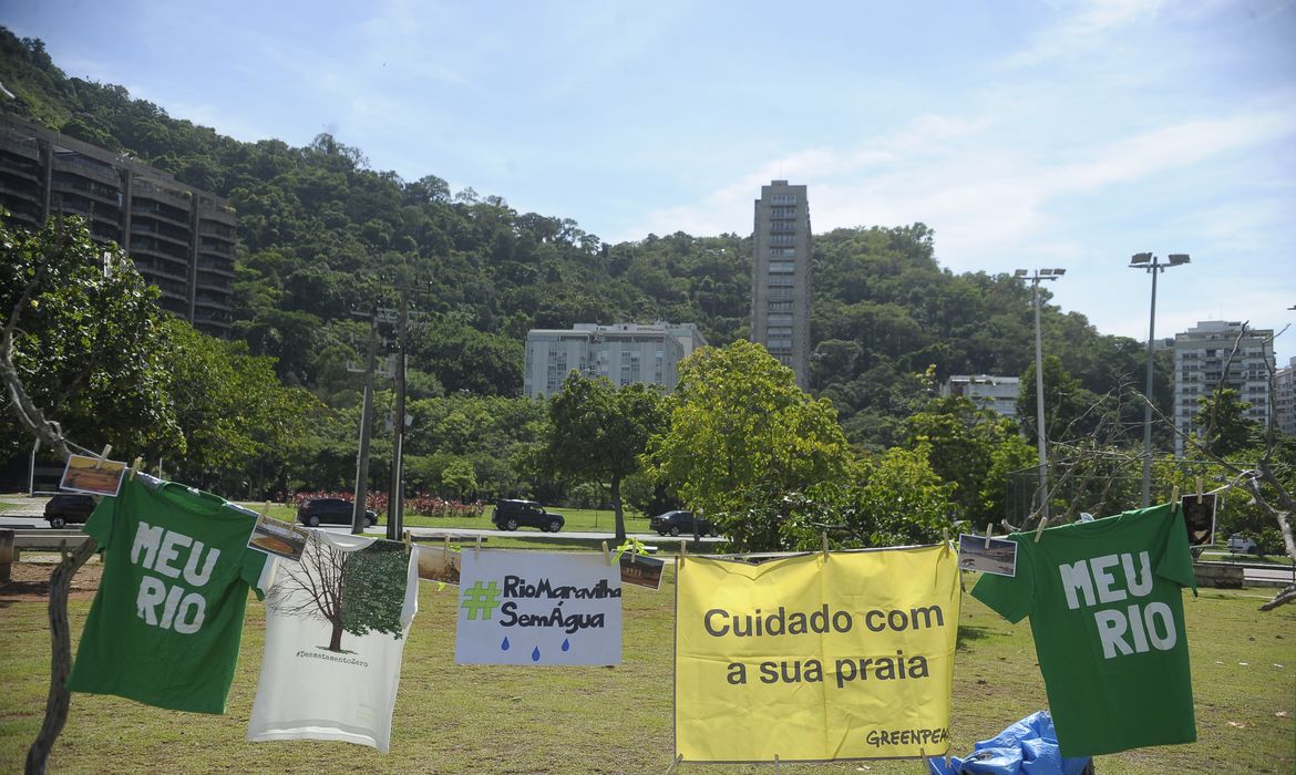 Rio de Janeiro - Voluntários das ONGs Greenpeace e Meu Rio lançam, na Lagoa Rodrigo de Freitas, a campanha Rio Maravilha sem Água (Tânia Rêgo/Agência Brasil)