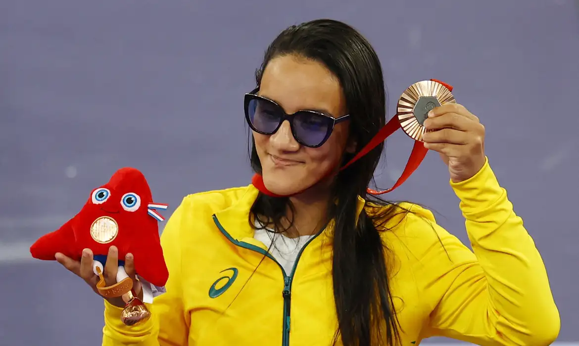 Paris 2024 Paralympics - Powerlifting - Women's 41 kg - Final - Porte de La Chapelle Arena, Paris, France - September 4, 2024. Bronze medalist Lara Aparecida de Lima of Brazil celebrates on the podium. Reuters/Rula Rouhana/Proibida reprodução