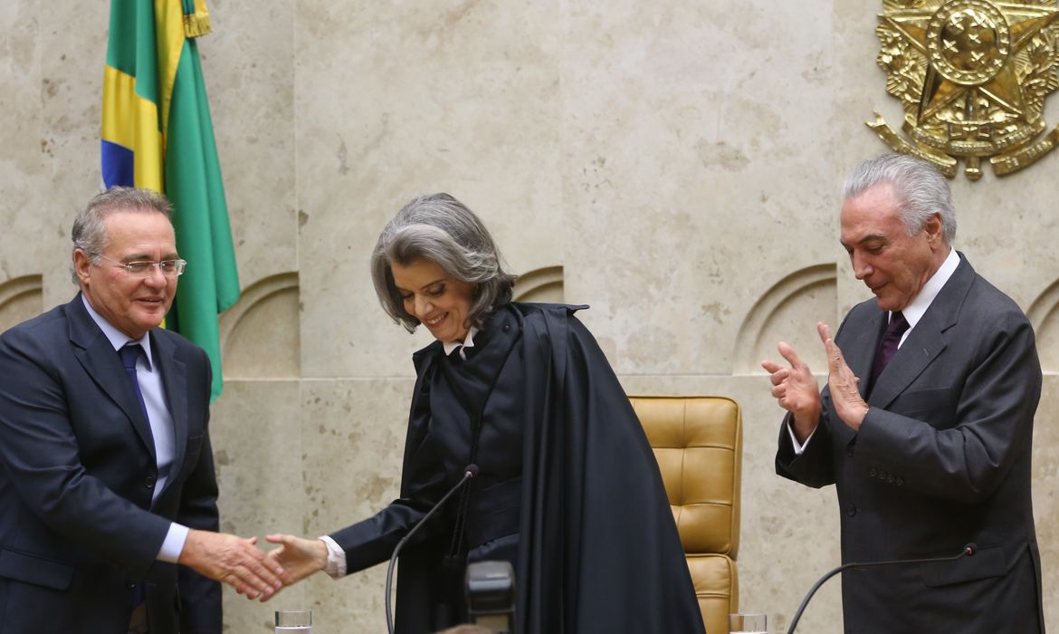Brasília - O presidente do Senado, Renan Calheiros, a nova presidente do Supremo Tribunal Federal (STF), ministra Cármen Lúcia, e o presidente Michel Temer, durante a cerimônia de posse (Wilson Dias/Agência Brasil)