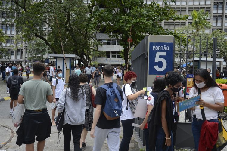 Estudantes chegam para o primeiro dia de prova do Enem 2021,na Uerj, no Rio de Janeiro 