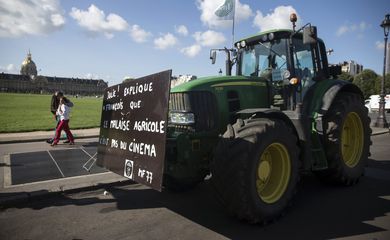 Tratores estacionados em frente ao Parlamento francês