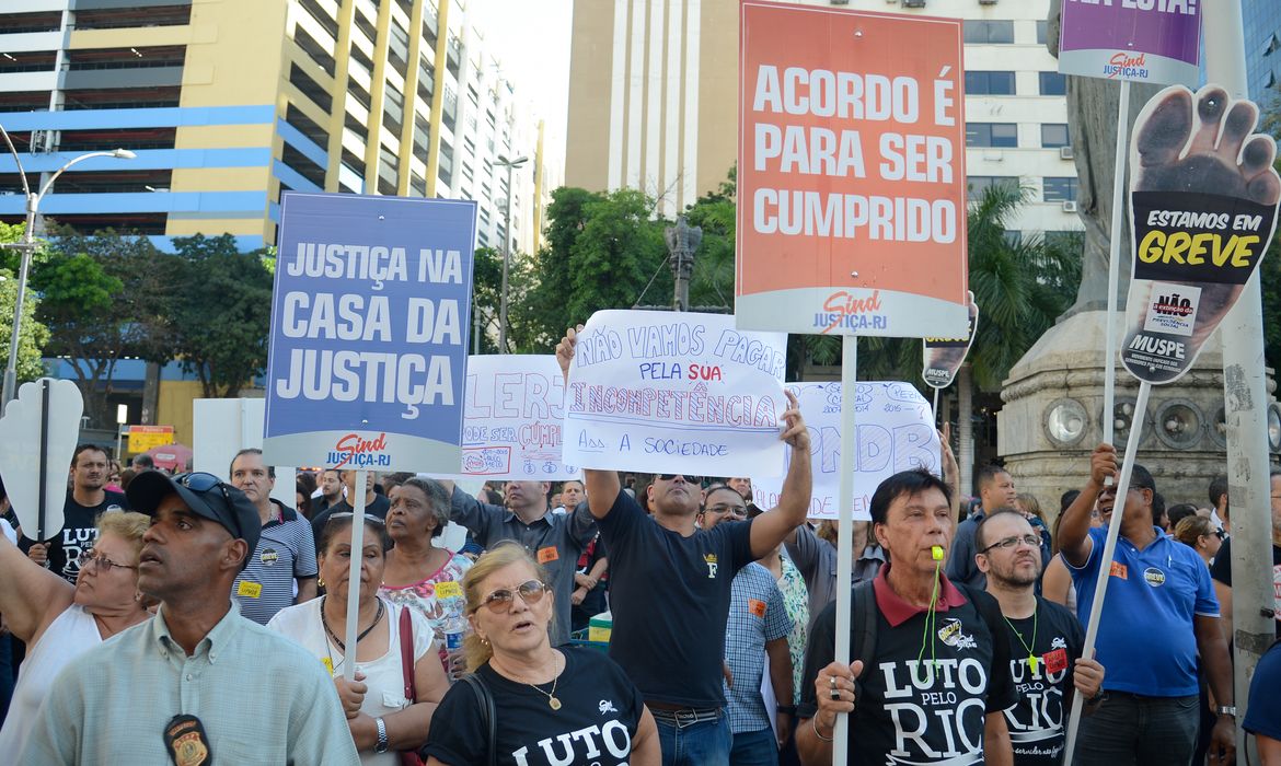 Rio de Janeiro - Servidores do estado fazem manifestação em frente à Alerj contra projeto que reconhece estado de calamidade pública na administração financeira  (Tomaz Silva/Agência Brasil)