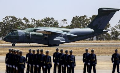 O presidente Jair Bolsonaro participa da cerimônia de entrega da aeronave KC-390 para a Força Aérea Brasileira. 