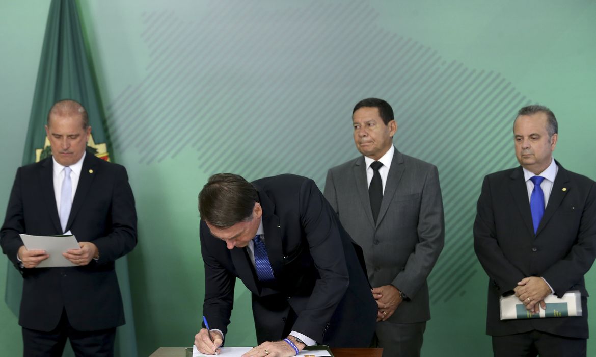 O presidente Jair Bolsonaro, assina medida provisória  que estabelece medidas para combater fraudes em benefícios pagos pela Previdência Social. 