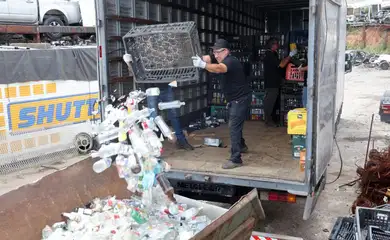 São Paulo (SP), 14/10/2025 - Polícia Civil de SP destrói mais de 100 mil garrafas usadas em falsificação de bebidas alcoólicas. Ação contribui para o combate ao crime e a preservação ambiental. Foto: Alex Silva/Governo de SP
