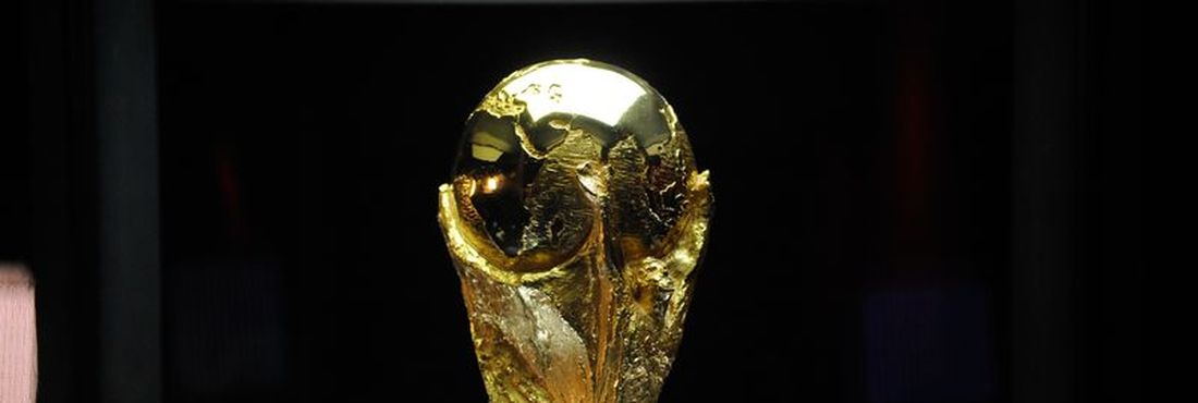 Depois de passar por cerca de 80 países, o troféu da Copa do Mundo de 2014 chegou ontem (21) ao Rio de Janeiro, onde ficará exposta até o próximo dia 25 no Maracanã