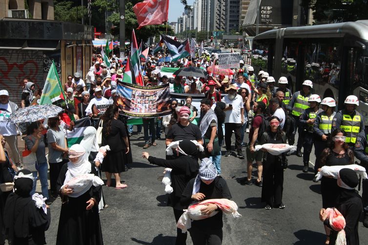 São Paulo (SP), 12/11/2023 - Ato em solidariedade ao povo palestino e pelo cessar fogo de Israel em Gaza, na Avenida Paulista. Foto: Rovena Rosa/Agência Brasil