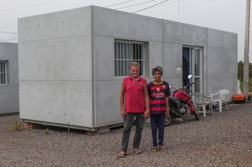 Cruzeiro do sul (RS), 27/04/2025 – O casal, Liane Maria de Quadros (64 anos) e Danilo Hiedt (65 anos), conversam com agência Brasil, no abrigo temporário.
58 moradias temporárias na parte alta de um morro onde será construído o novo bairro passo estrela.O novo loteamento contará com 480 lotes, dos quais parte será destinada à construção de moradias através das Atas de Registro de Preço da Secretaria de Habitação e Regularização Fundiária (Sehab), e outra parte será disponibilizada para que os próprios beneficiários construam suas casas com recursos próprios. O investimento estimado é de R$ 120 milhões
Foto: Joédson Alves/Agência Brasil