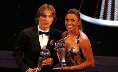 Modric e Marta levam prêmio da Fifa
