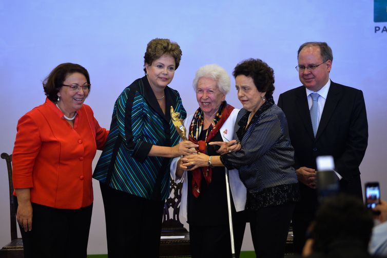 10 17:27:07 Presidenta Dilma Rousseff participa da entrega do Prêmio Direitos Humanos 2014. Recebendo o Prêmio, Clara Charf, na categoria Igualdade de Gênero (Wilson Dias/Agência Brasil)