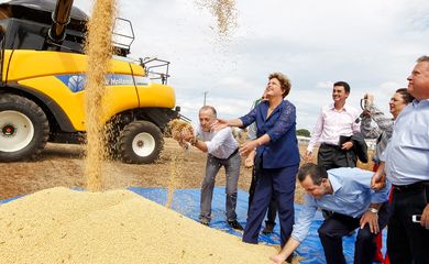 Lucas do Rio Verde (MT) - Presidenta Dilma Rousseff na cerimônia de abertura oficial da colheita da safra brasileira de grãos 2013/2014 e início do plantio da 2ª safra (Roberto Stuckert Filho/Presidência da República)