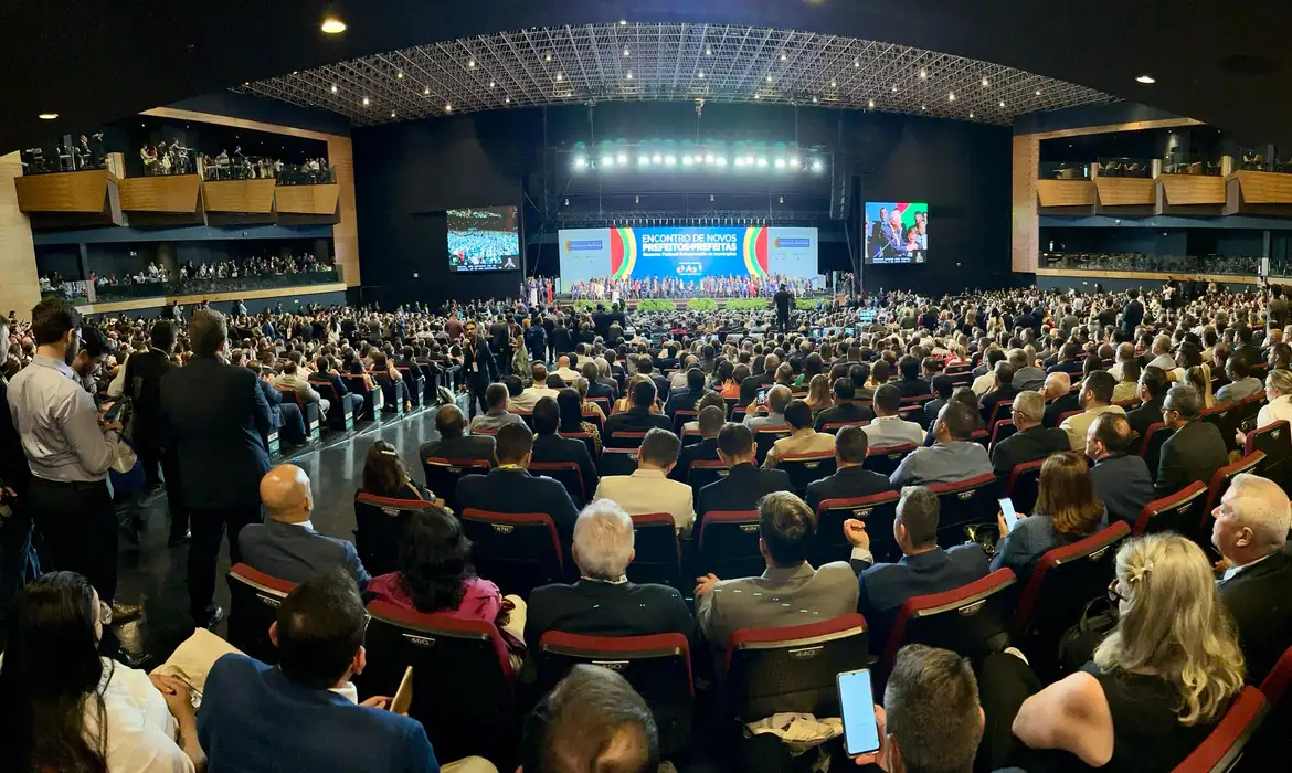 Brasília (DF), 11/02/2025 - Abertura do Encontro de Novos Prefeitos e Prefeitas, reunindo prefeitos, prefeitas, gestores e gestoras municipais de todo o País com o objetivo de aproximar as prefeituras dos programas do Governo Federal e fortalecer o pacto federativo. Foto: Fabio Rodrigues-Pozzebom/ Agência Brasil