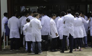 Médicos estrangeiros e brasileiros que se graduaram em outro país, fazem a segunda etapa da edição 2017 do Exame Nacional de Revalidação de Diplomas Médicos Expedidos por Instituições de Educação Superior Estrangeira (Revalida).