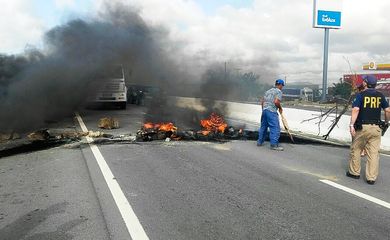Caruaru - Homem ateia fogo em pneus na BR-232, em Caruaru (Divulgação/PRF/PE)