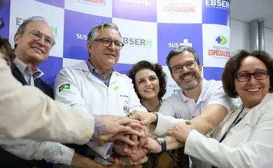 Brasília (DF), 31/05/2025 - O ministro da Saúde, Alexandre Padilha, participa da entrega de equipamentos para o mutirão de múltiplas cirurgias no hospital universitário de Brasília (HUB-UnB), vinculado à empresa brasileira de serviços hospitalares (Ebserh). A ação, que prevê a realização de cirurgias e exames de coloproctologia, integra o Agora Tem Especialista, programa que visa reduzir o tempo de espera por exames, cirurgias e atendimentos especializados no SUS .
Foto: Jose Cruz/Agência Brasil