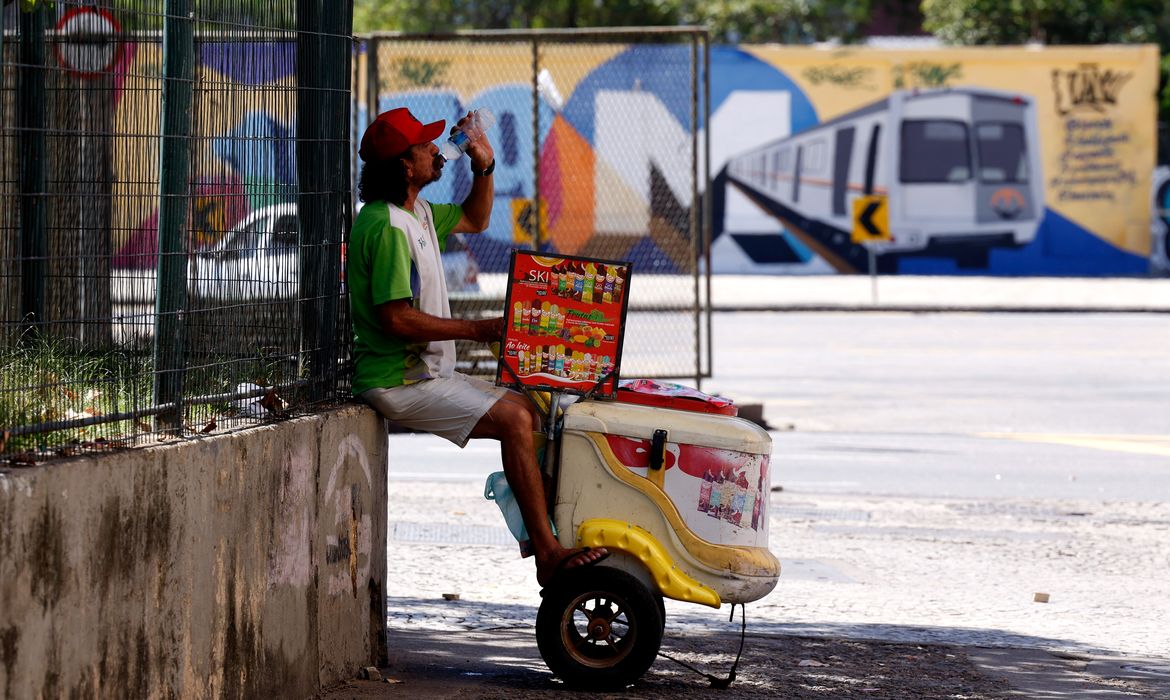 Rio de Janeiro (RJ), 17/02/2024 -Transeuntes se protegem do forte calor nas ruas do centro da cidade. Cidade do Rio de Janeiro atinge nível 4 de calor. Marco é caracterizado por temperaturas que podem chegar a 44ºC  Foto: Tânia Rêgo/Agência Brasil