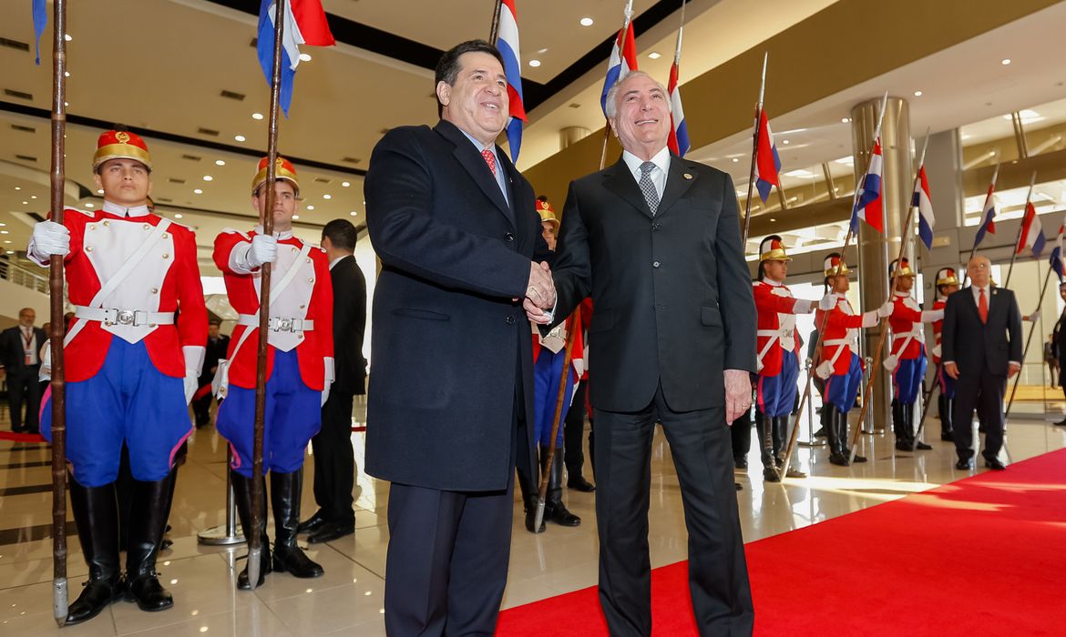 O presidente do Paraguai, Horacio Cartes, cumprimenta o presidente Michel Temer.