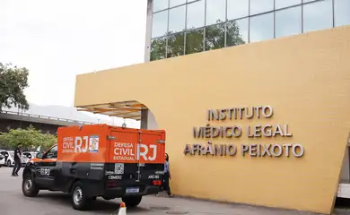Rio de Janeiro (RJ), 29/10/2025 - Carro da Defesa Civil chega no Instituto Médico-Legal após o resgate de dezenas de corpos por moradores da Comunidade da Penha, na zona norte do Rio de Janeiro. Corpos são resgatados por moradores para a Praça São Lucas, na Penha, zona norte do Rio de Janeiro. Operação Contenção.
Foto: Tânia Rêgo/Agência Brasil