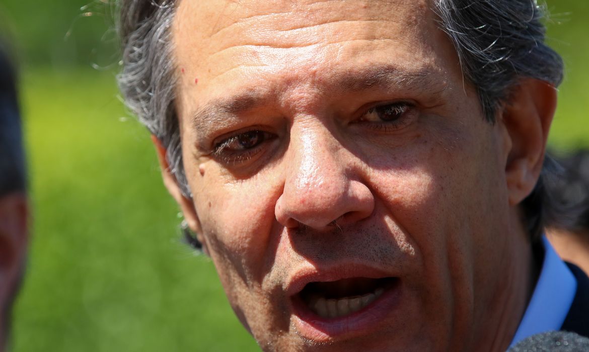 Brasília, DF 07/12/2023 O ministro da Fazenda, Fernando Haddad fala com a imprensa após se reunirem com o presidente do Senado, Rodrigo Pacheco, na residência oficial do Senado.  Foto: Fabio Rodrigues-Pozzebom/ Agência Brasil