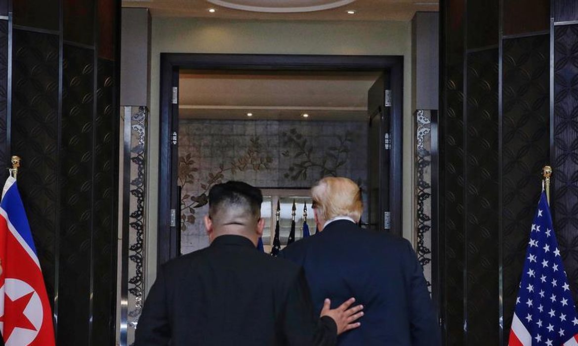 Donald Trump e Kim Jong-un têm encontro histórico em Cingapura