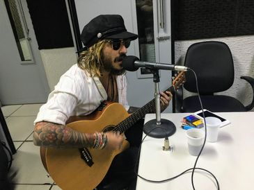 Kauan Calazans, da FOLKS, na Rádio Nacional do Rio de Janeiro