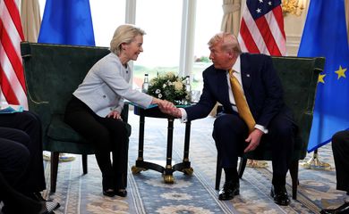 U.S. President Donald Trump shakes hands with European Commission President Ursula von der Leyen, in Turnberry, Scotland, Britain, July 27, 2025. Reuters/Evelyn Hockstein/Proibida reprodução