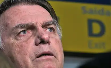 Rio de Janeiro (RJ), 29/06/2023 - O ex-presidente Jair Bolsonaro desembarca no aeroporto Santos Dumont e fala sobre o julgamento no TSE que pode torná-lo inelegível. Foto:Tânia Rêgo/Agência Brasil