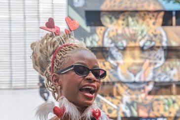 São Paulo (SP), 15/02/2026 - Luma Gregório  conversa com Agência Brasil, durante apresentação do Bloco Afro na Rua, na Avenida São Luiz.
Foto: Paulo Pinto/Agência Brasil