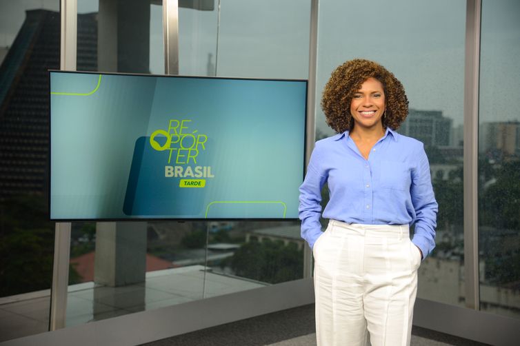 Luciana Barreto no cenário do Repórter Brasil Tarde