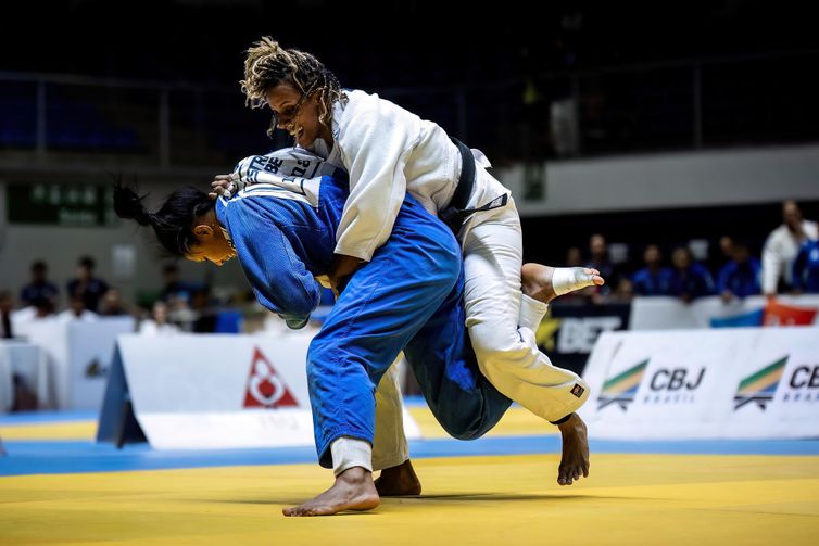 Millena Silva (azul, Minas) vence Karol Gimenes na luta da categoria at? 78 kg - Minas campe?o do Grand Prix Nacional de Jud? - em 16/12/2023