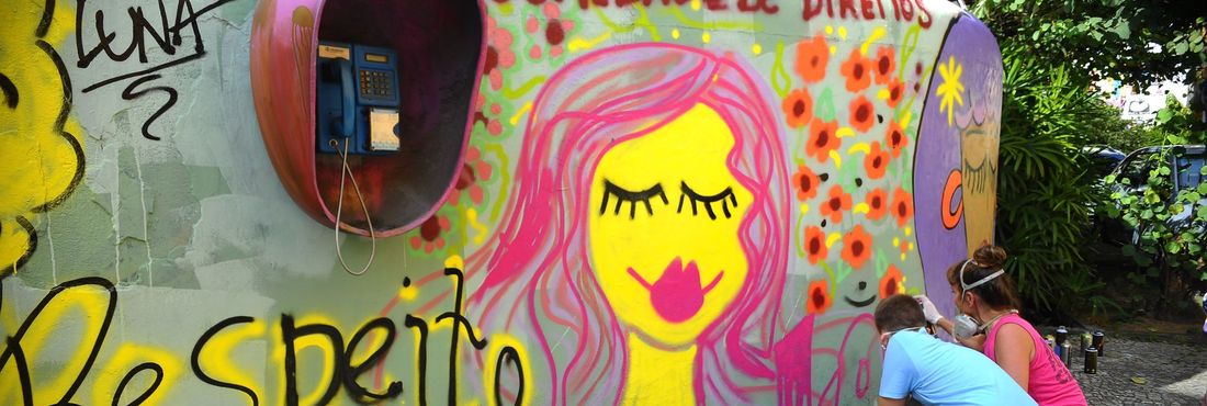 Jovens decoram com grafites temáticos os muros do Conselho Estadual dos Direitos da Mulher em lembrança ao Dia Internacional de Combate à Violência Contra a Mulher