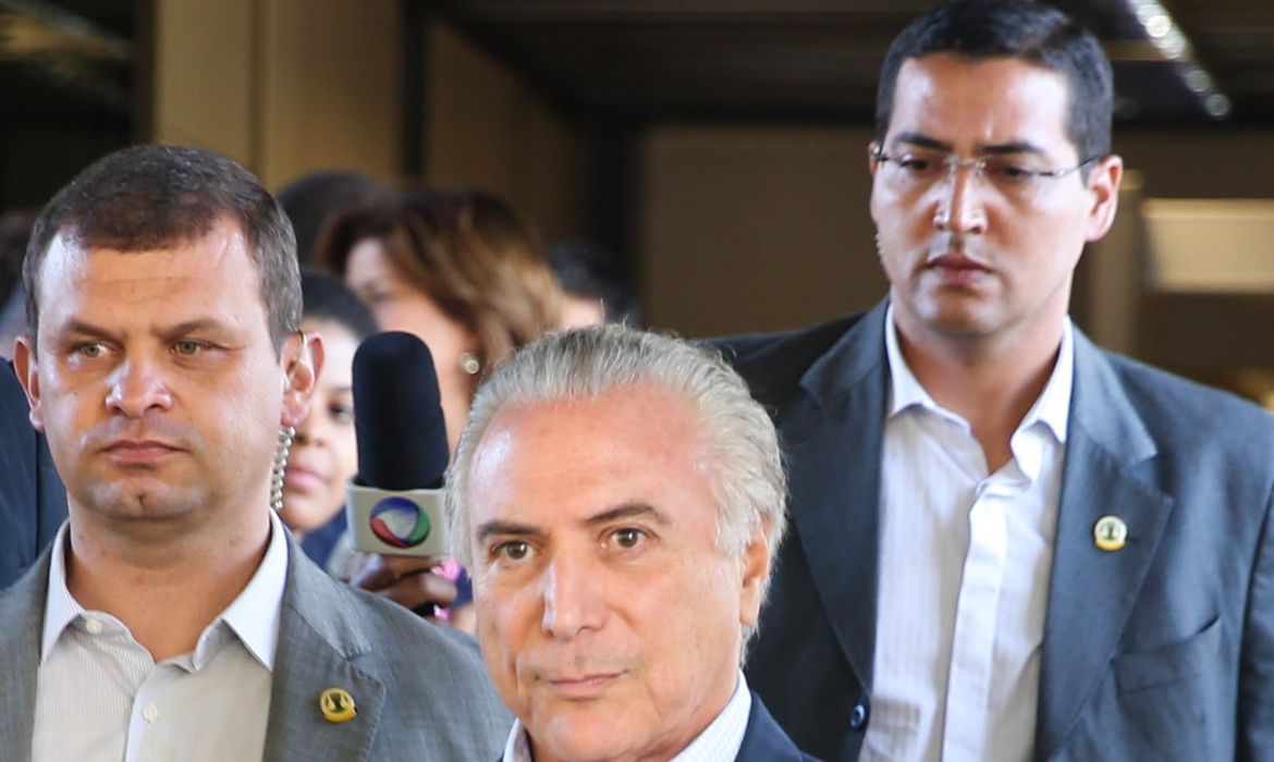Brasília - O vice-presidente Michel Temer, no exercício da Presidência, deixa seu gabinete, no edifício-anexo do Palácio do Planalto  (Valter Campanato/Agência Brasil)