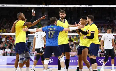 Paris 2024 Olympics - Volleyball - Men's Preliminary Round - Pool B - Brazil vs Egypt - South Paris Arena 1, Paris, France - August 02, 2024. Yoandy Leal Hidalgo of Brazil, Thales Hoss of Brazil, Darlan Ferreira Souza of Brazil, Bruno Mossa Rezende of Brazil and Lucas Saatkamp of Brazil react during the match. REUTERS/Siphiwe Sibeko