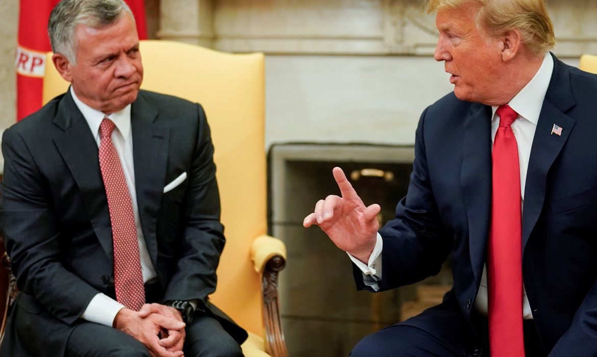 FILE PHOTO: U.S. President Donald Trump talks with Jordan’s King Abdullah during a meeting in the Oval Office of the White House in Washington, U.S., June 25, 2018. Reuters/Jonathan Ernst/Arquivo/Proibida reprodução