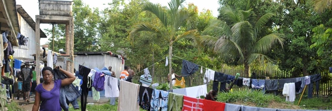 Brasilieia (Acre) - Cerca de 200 haitianos aguardam visto provisório para trabalhar no pais. Eles vivem em condições precárias, e se alimentam de doações.