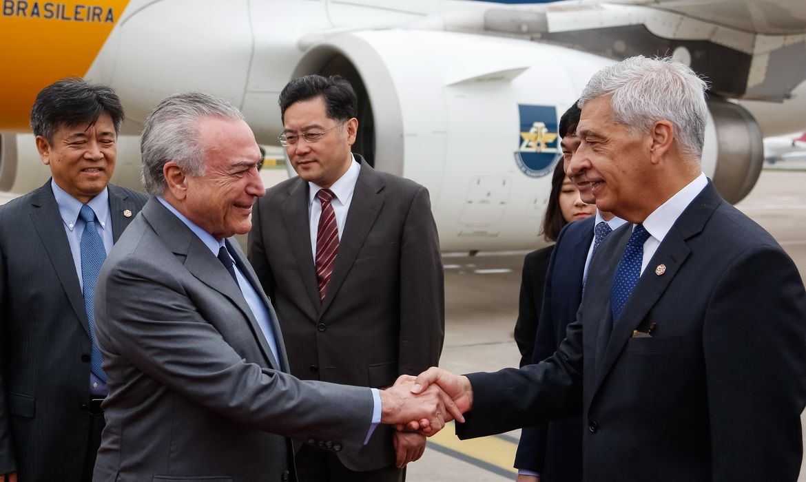Pequim/China - O presidente Michel Temer recebe os cumprimentos do diplomata Marcos Caramuru, Embaixador do Brasil em Pequim (Isac Nóbrega/PR)