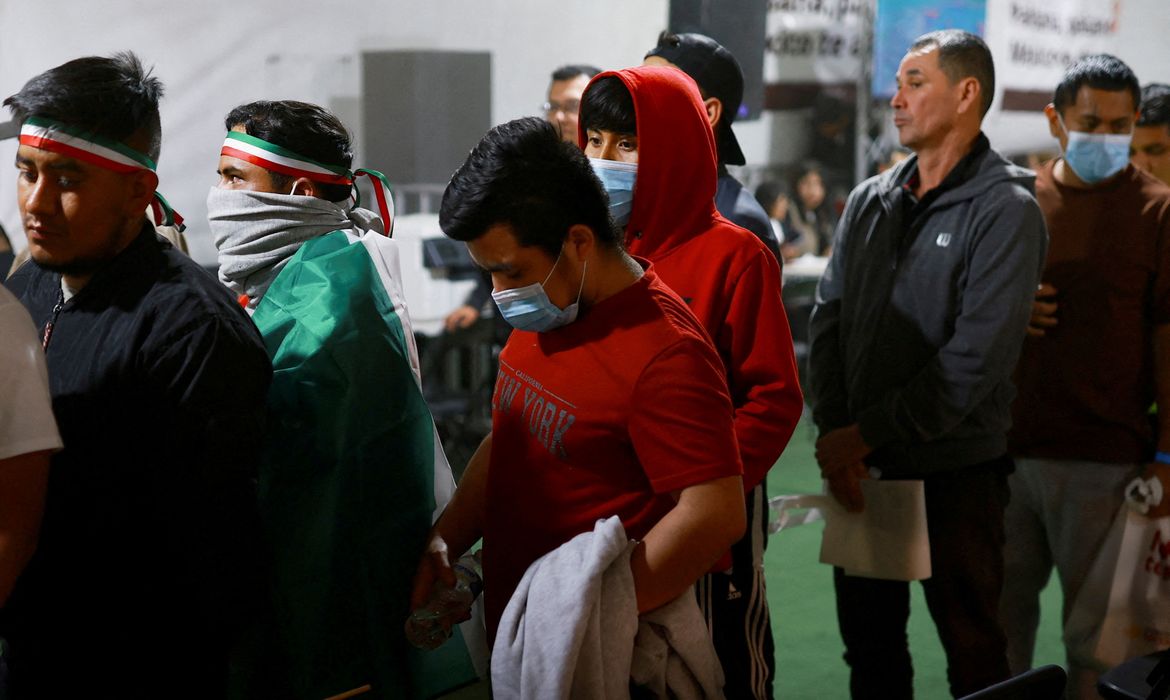 Imigrantes mexicanos deportados dos EUA fazem fila em um abrigo temporário em Ciudad Juarez, México
06/03/2025
REUTERS/Jose Luis Gonzalez