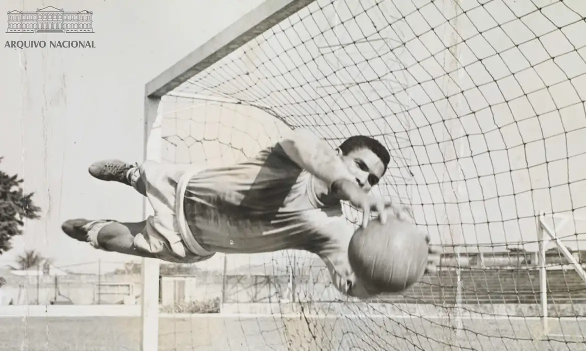 Hailton Corrêa de Arruda, o Manga, nascido em 26 de abril de 1937, é considerado um dos melhores goleiros da história do futebol brasileiro.