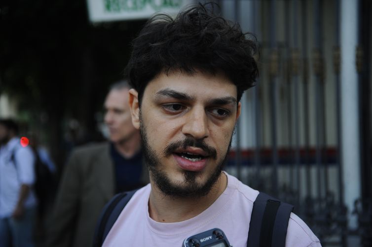 23 18:46:14 Comissão Nacional da Verdade realiza diligência no Hospital Central do Exército, local da morte de Raul Amaro Nin Ferreira. Na foto, Felipe Nin Ferreira, sobrinho de Raul Amaro Nin Ferreira (Tomaz Silva/Agência Brasil)