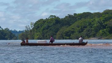 Indígenas em barco na Região de São Gabriel da Cachoeira